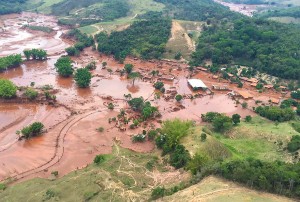 Barragem de Mariana rompida
