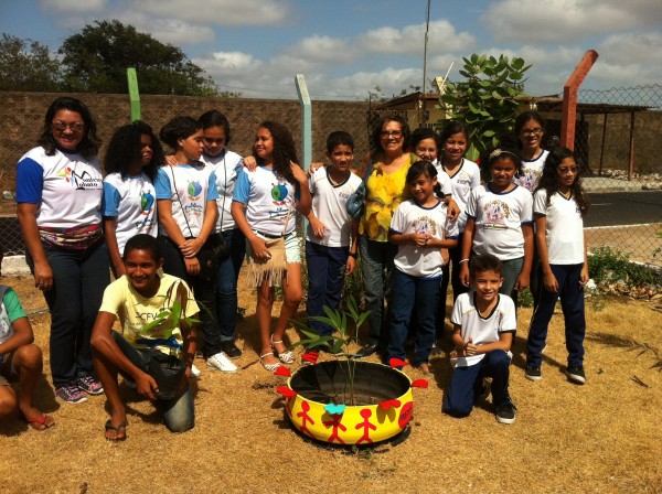 Comitê ocupando o Circo Escola com plantação de mudas